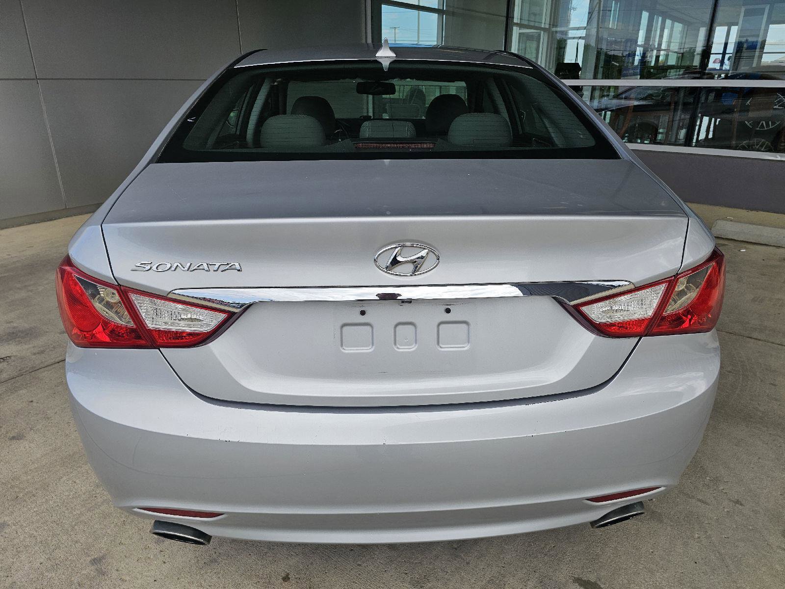 Used 2013 Hyundai Sonata SE w/ Navigation & Sunroof Pkg FWD image 4