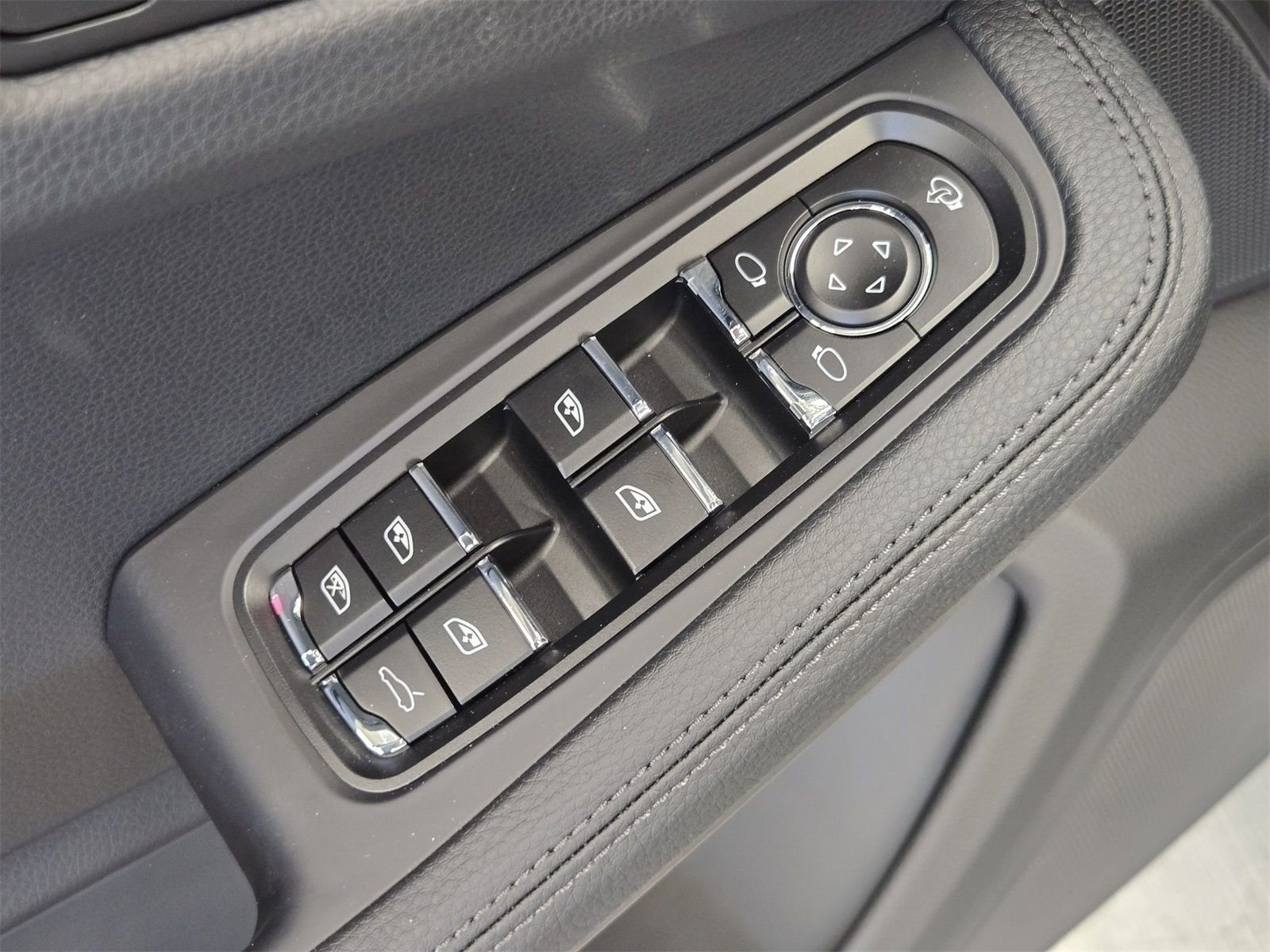 Used 2025 Porsche Macan Base image 15