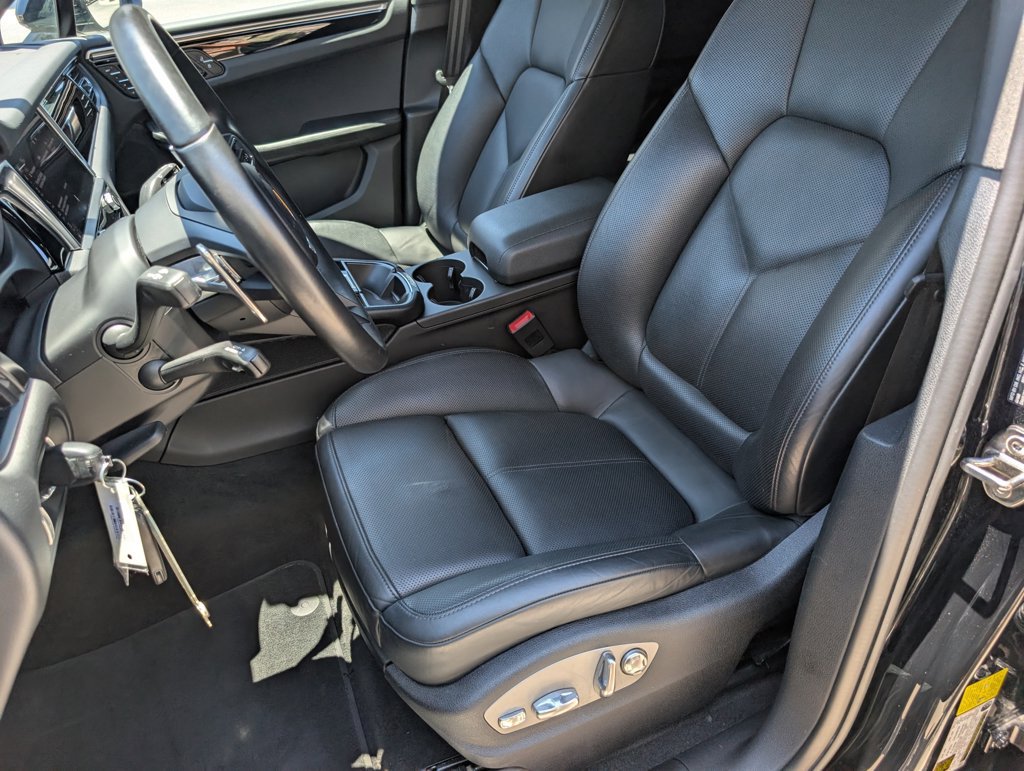 Certified 2024 Porsche Macan AWD/4WD image 5