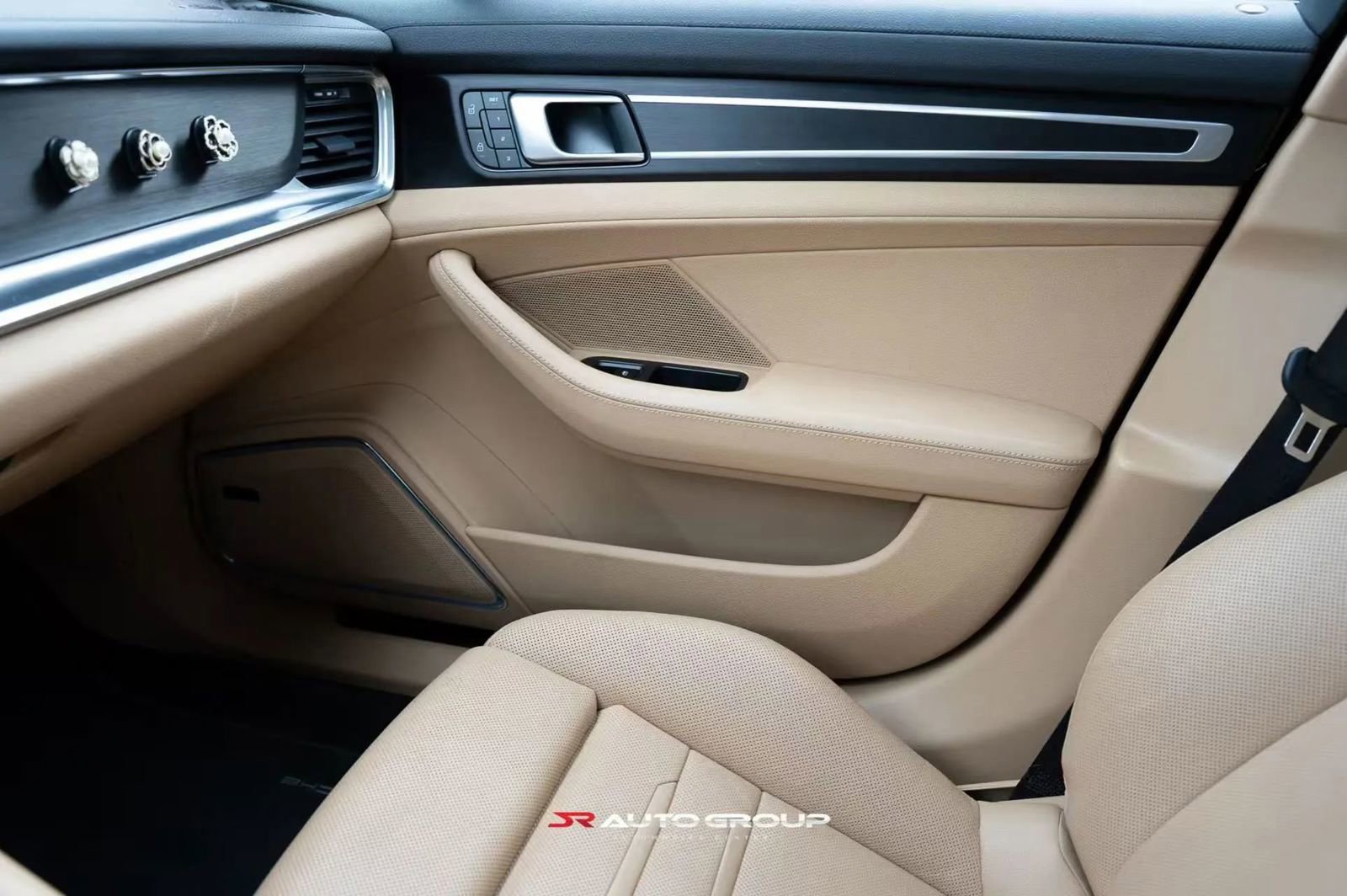 Used 2023 Porsche Panamera 4 Platinum Edition AWD/4WD image 14