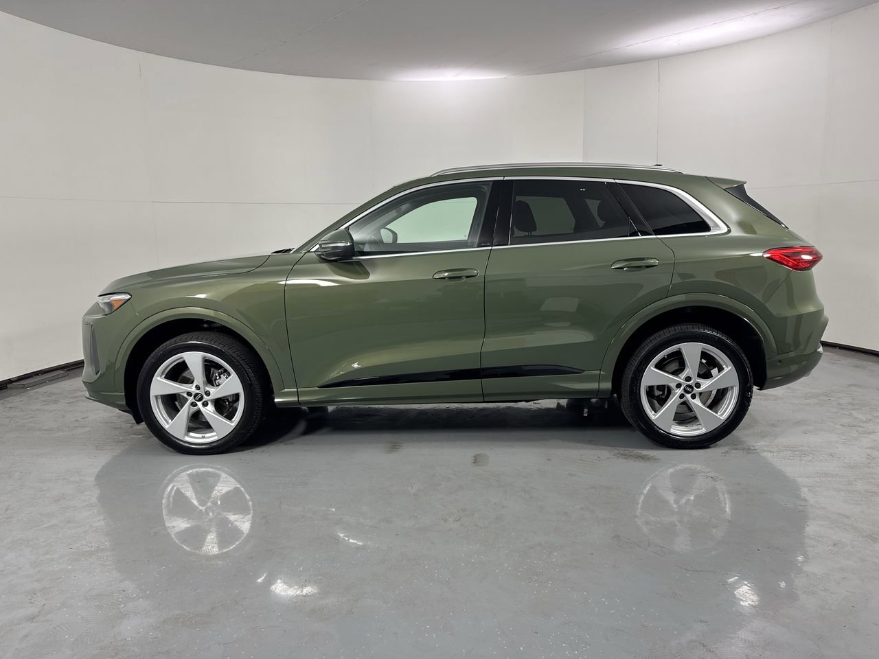 Used 2025 Audi Q5 Premium Plus w/ Premium Plus AWD/4WD image 2