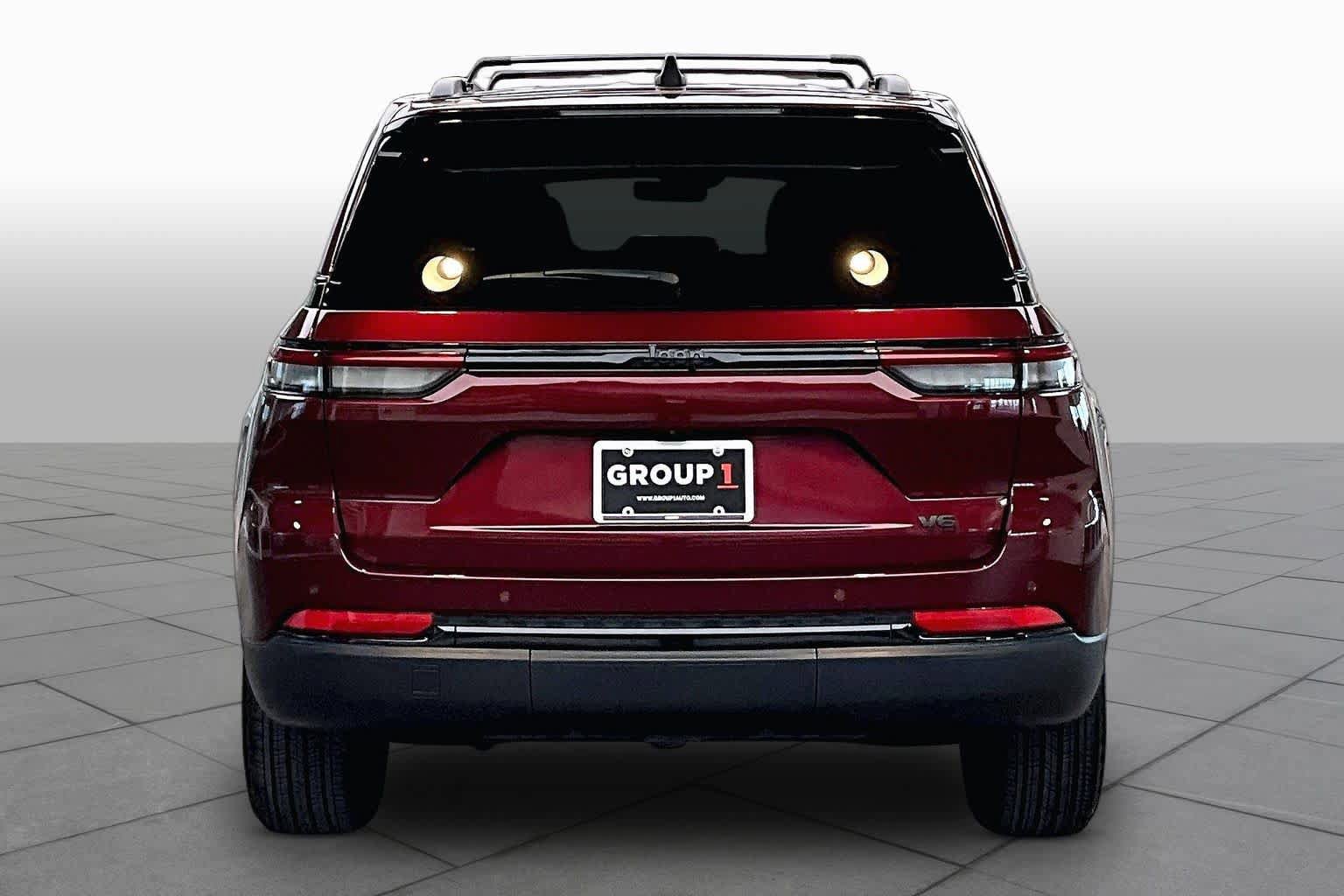 Used 2025 Jeep Grand Cherokee Altitude RWD image 5