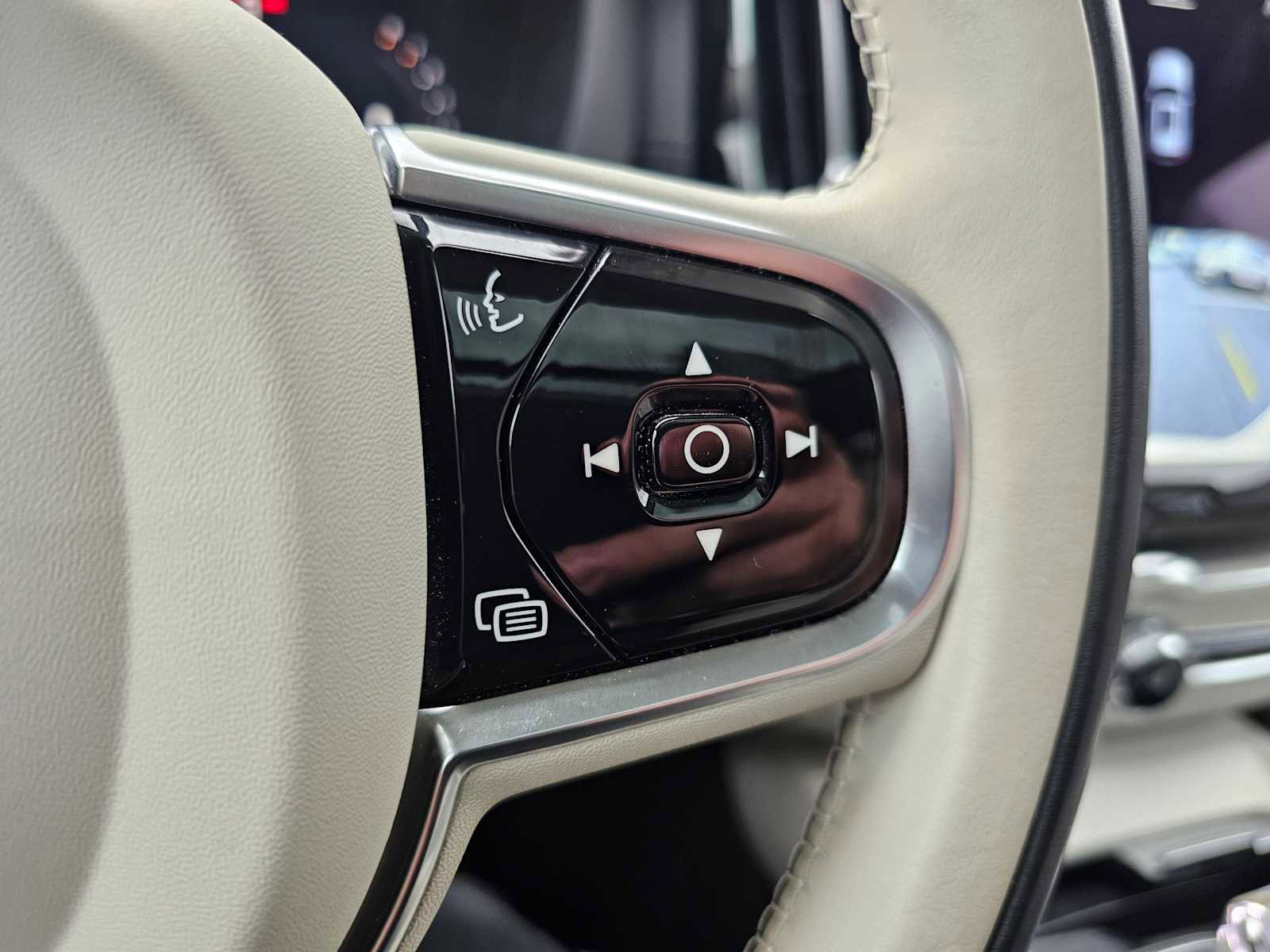 Certified 2023 Volvo XC60 B6 Ultimate w/ Protection Package Premier image 35