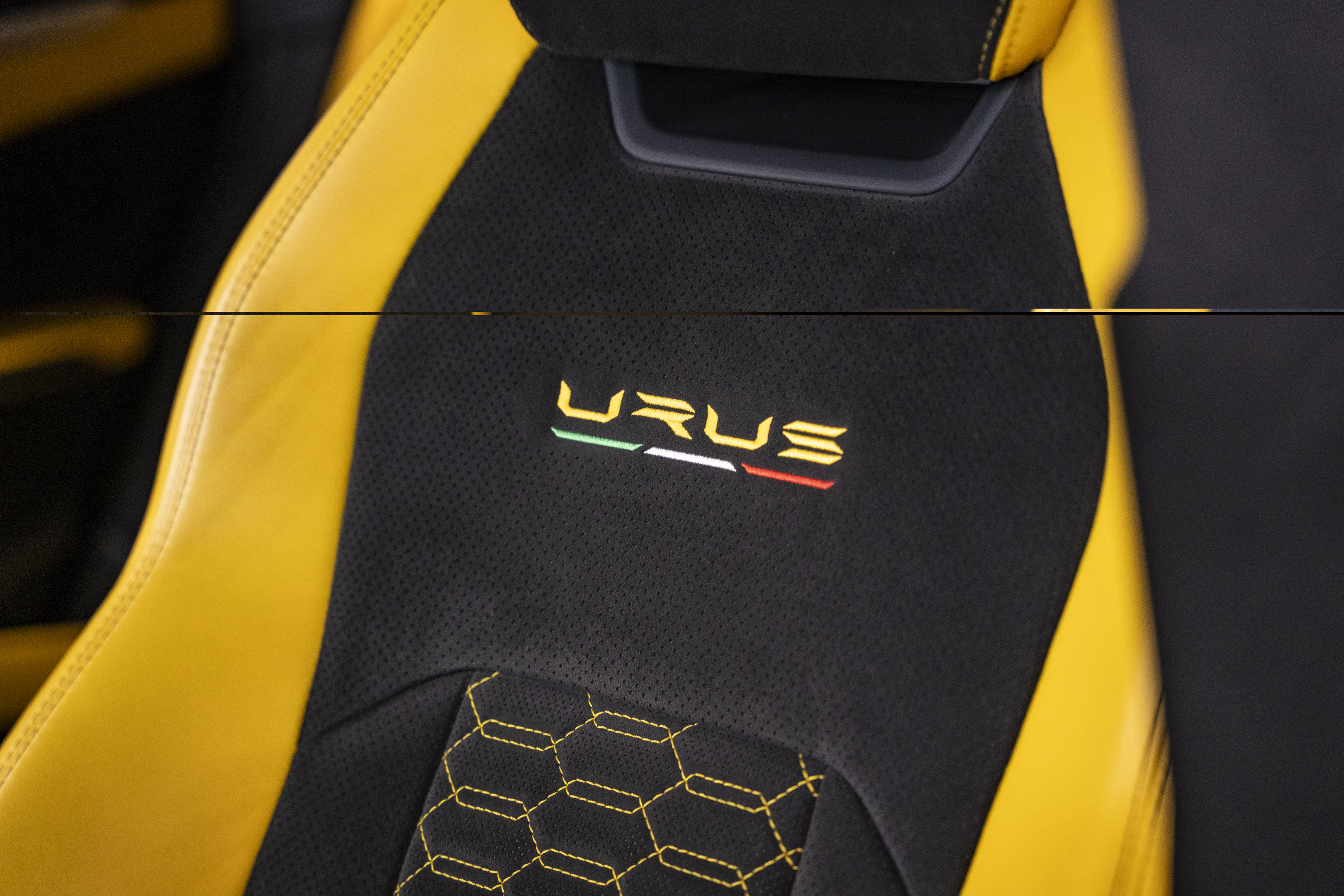 Used 2022 Lamborghini Urus AWD/4WD image 25