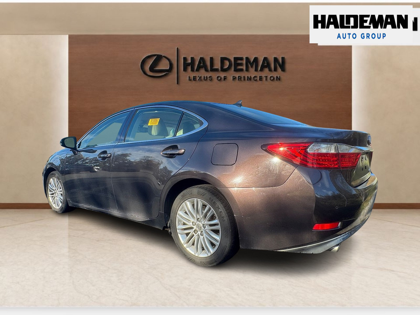 Used 2014 Lexus ES 350 w/ Luxury Package FWD image 3