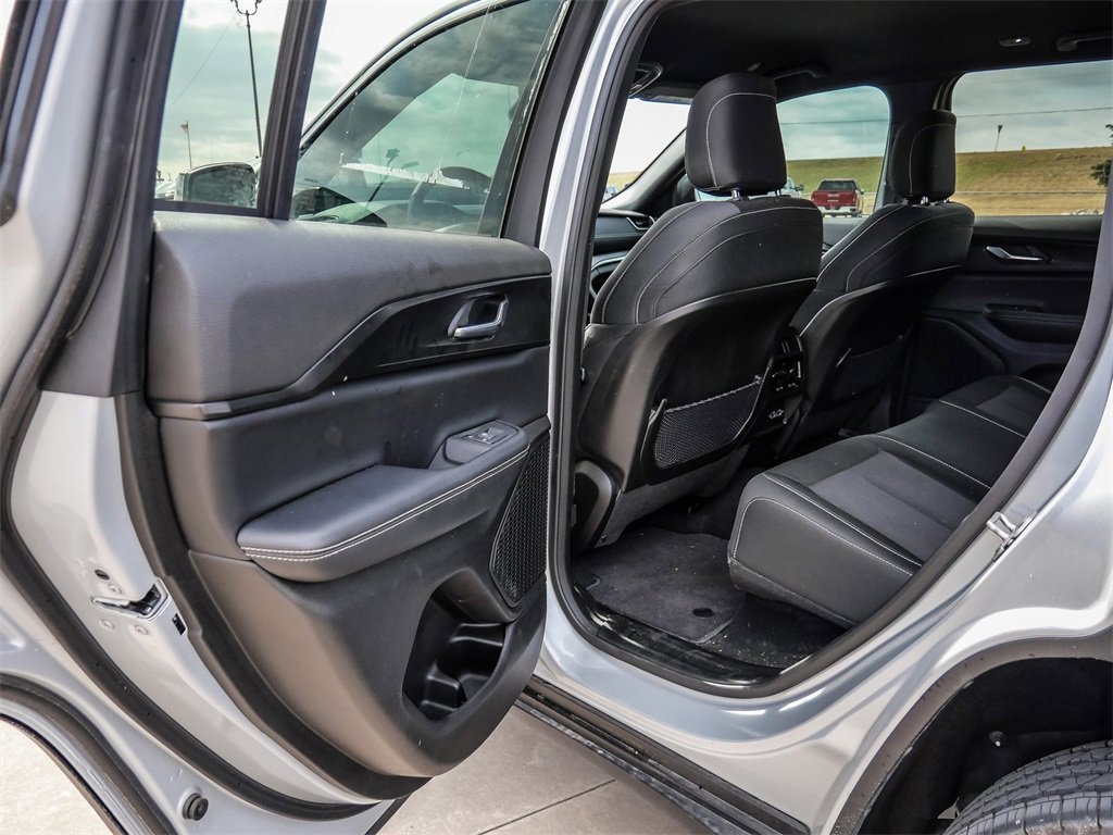 Used 2025 Jeep Grand Cherokee Laredo w/ Luxury Tech Group I image 20