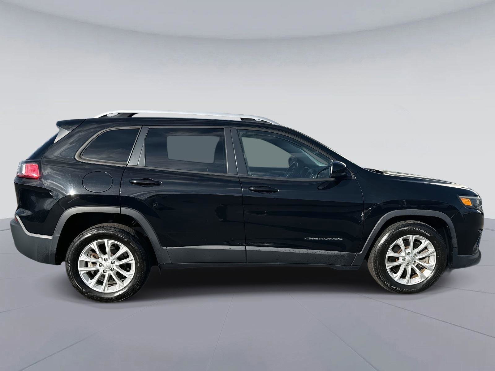 Used 2020 Jeep Cherokee Latitude w/ Cold Weather Group image 2