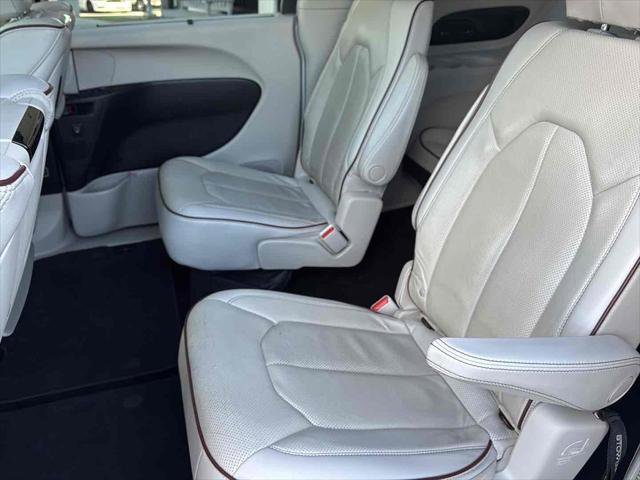 Used 2018 Chrysler Pacifica Limited image 31