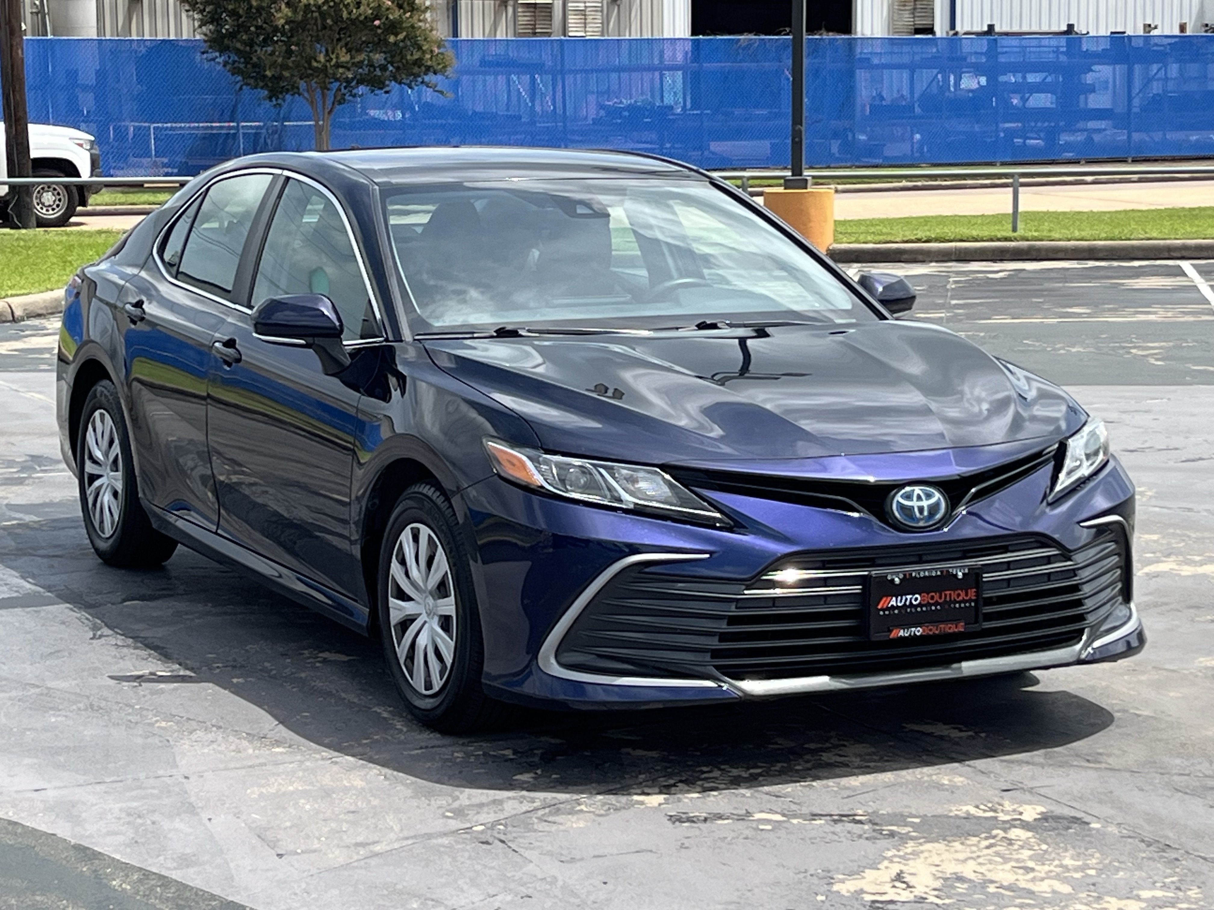 Used 2022 Toyota Camry LE FWD image 3