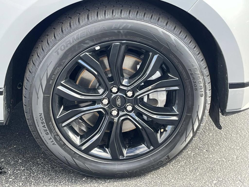 Used 2022 Ford Edge SE w/ Black Appearance Package image 9