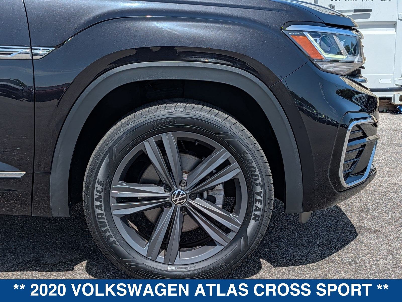 Used 2020 Volkswagen Atlas Cross Sport SE w/ Panoramic Sunroof Package FWD image 12