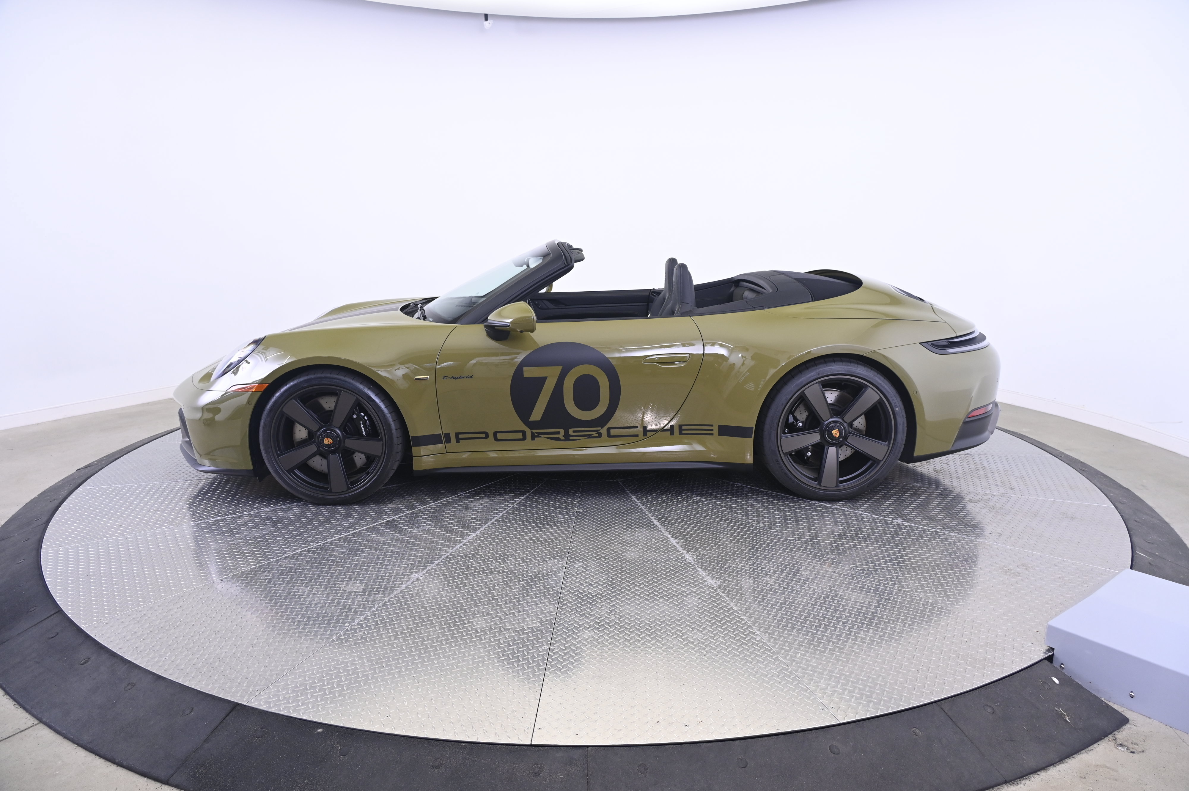 Used 2026 Porsche 911 GTS RWD image 2