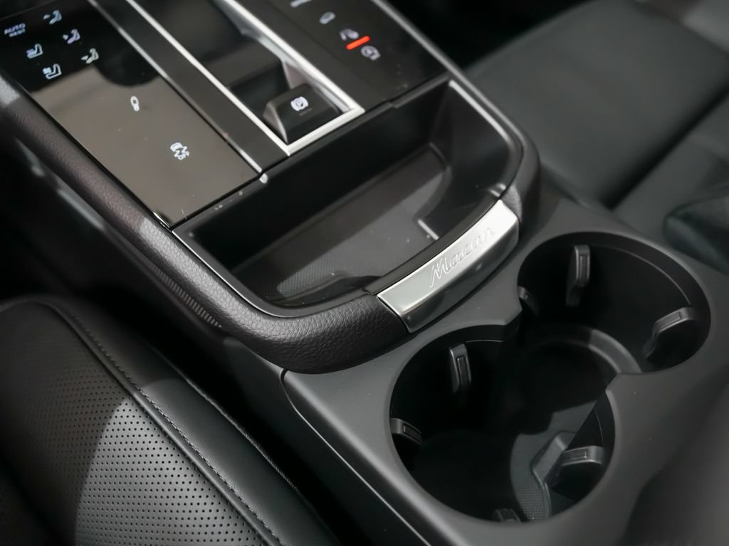 New 2026 Porsche Macan Turbo AWD/4WD image 32