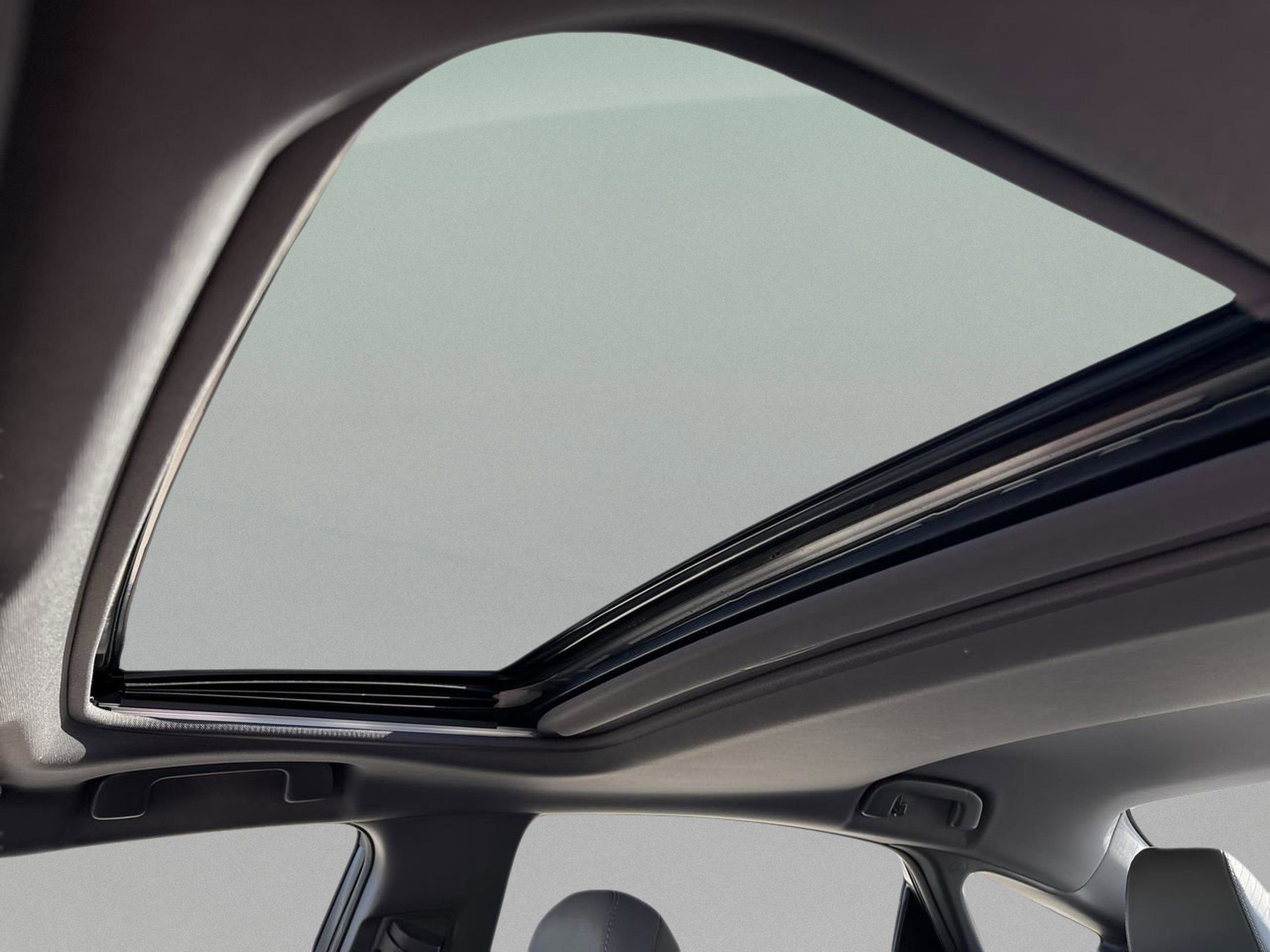 Used 2020 Toyota Avalon XLE w/ Moonroof Package image 32