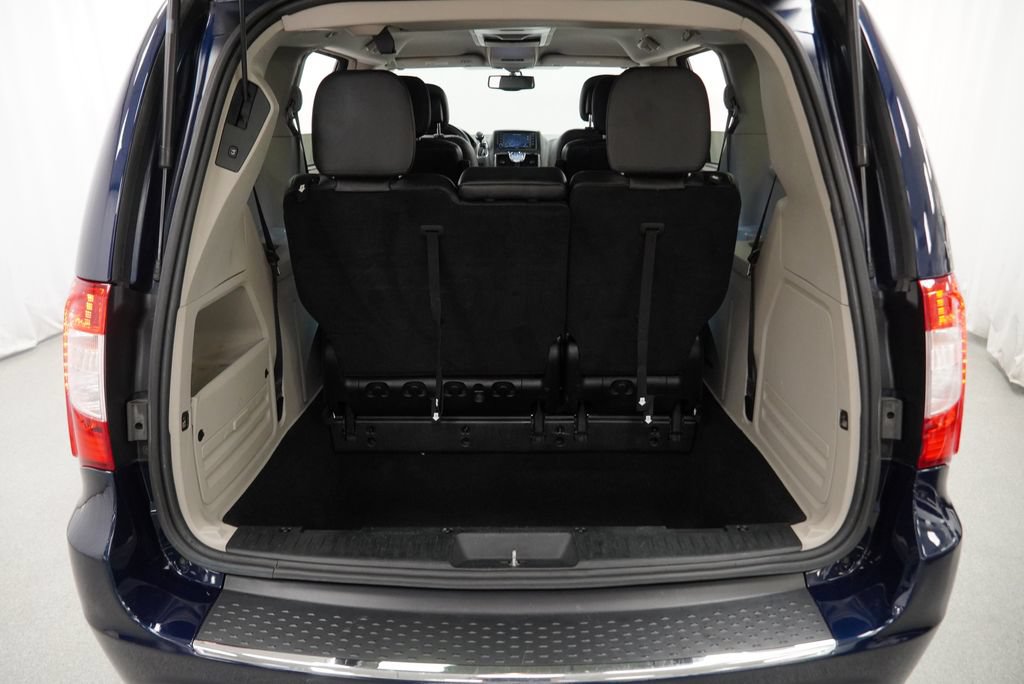Used 2016 Chrysler Town & Country Touring w/ Driver Convenience Group FWD image 37