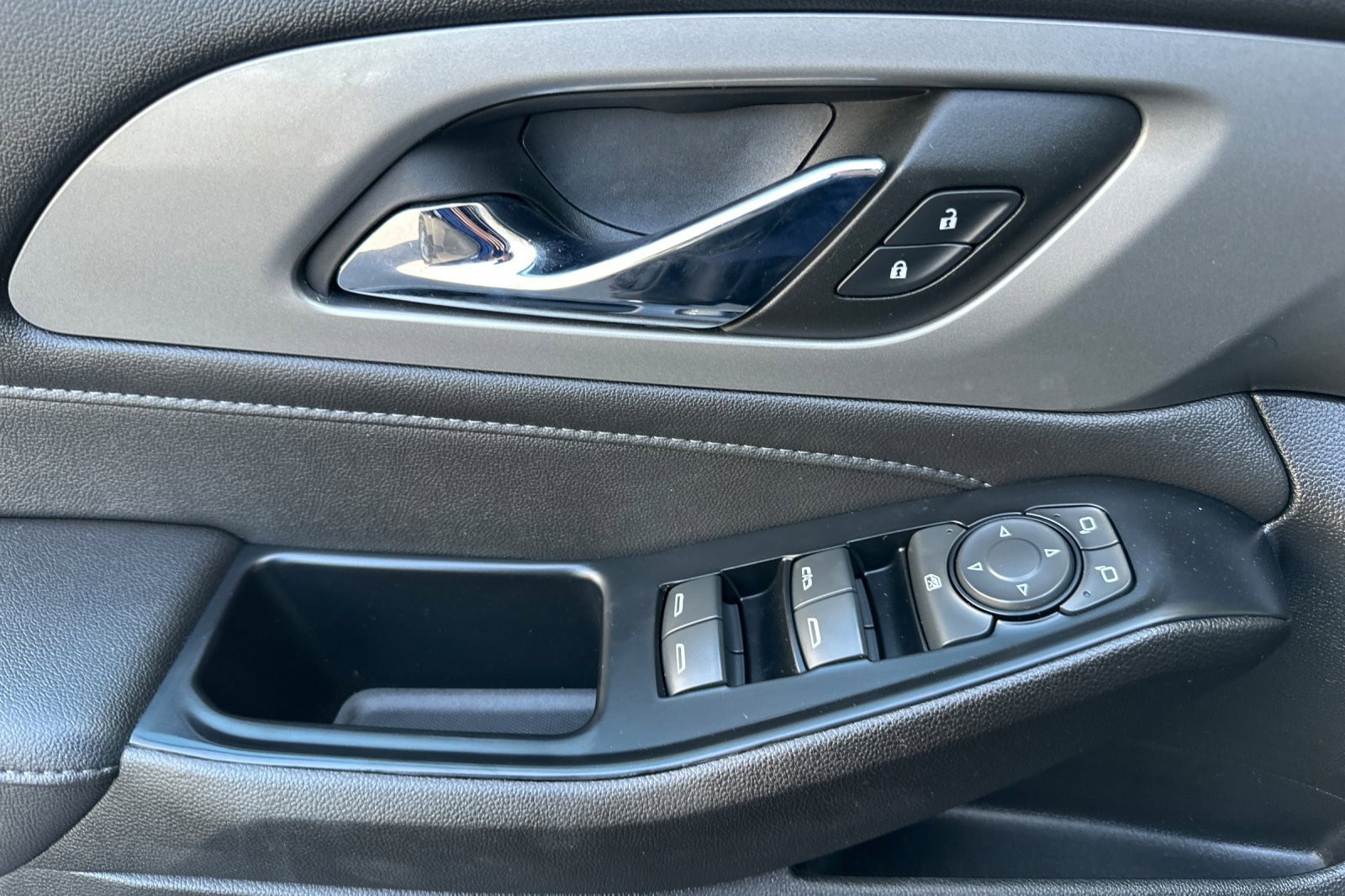 Used 2023 Chevrolet Traverse LT image 12