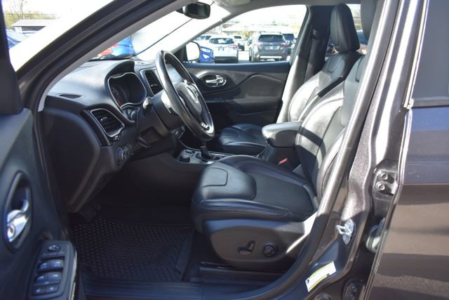 Used 2019 Jeep Cherokee Latitude Plus AWD/4WD image 16