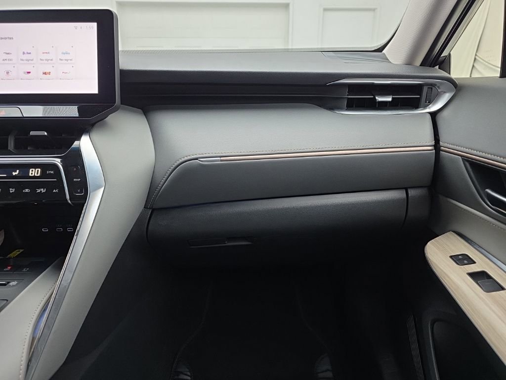 Used 2024 Toyota Venza XLE image 40