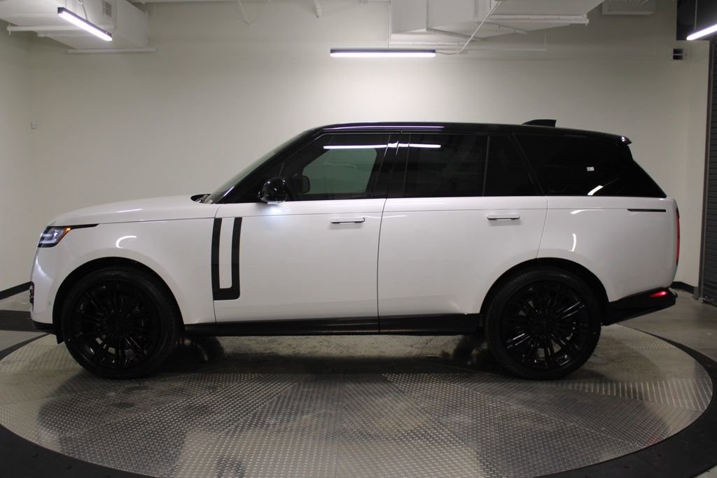 Used 2025 Land Rover Range Rover SE image 2