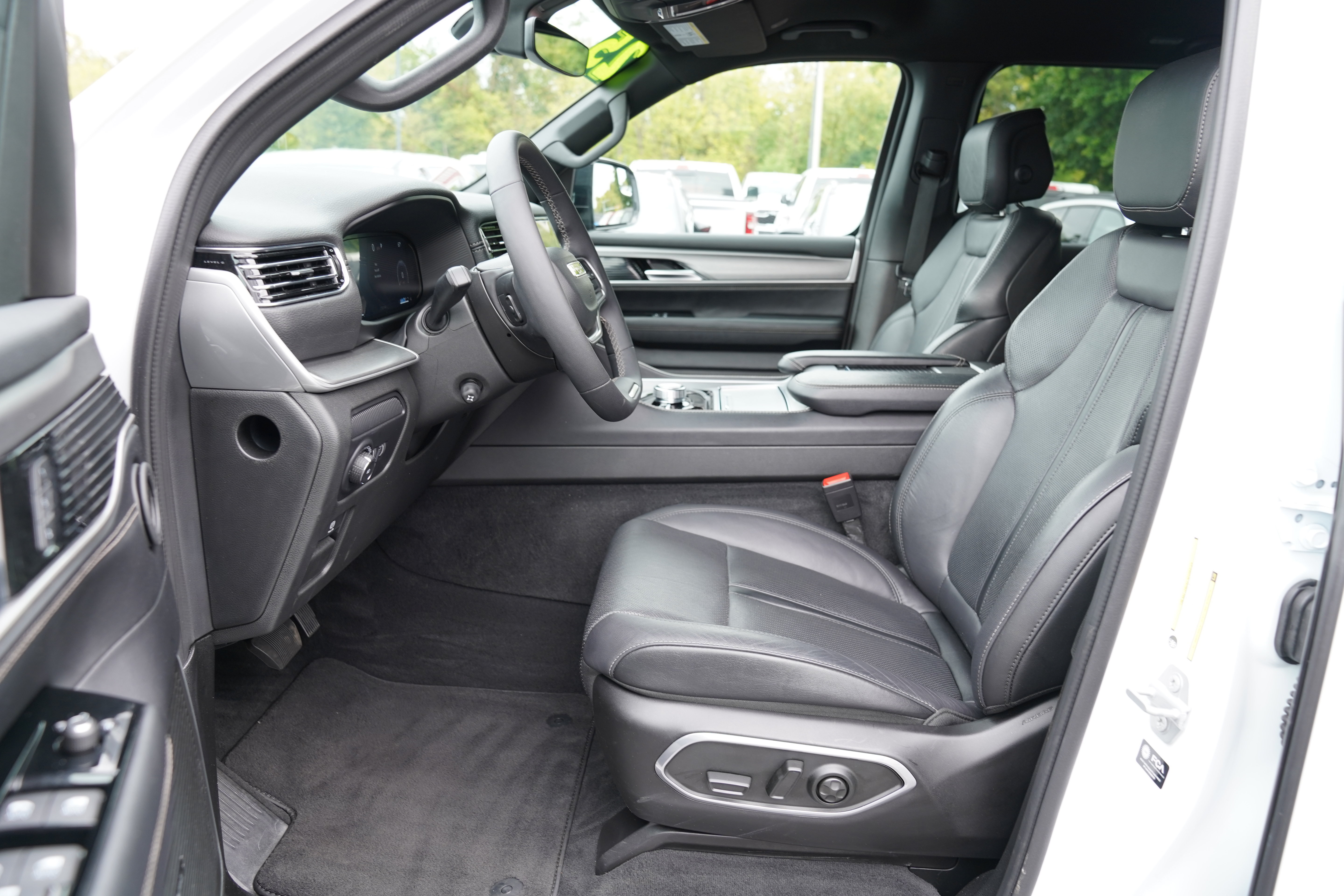 Used 2025 Jeep Wagoneer L Series II w/ 8-pass Seating Package AWD/4WD image 4