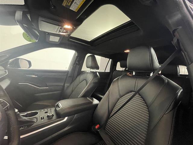 Used 2023 Toyota Highlander XSE AWD/4WD image 10