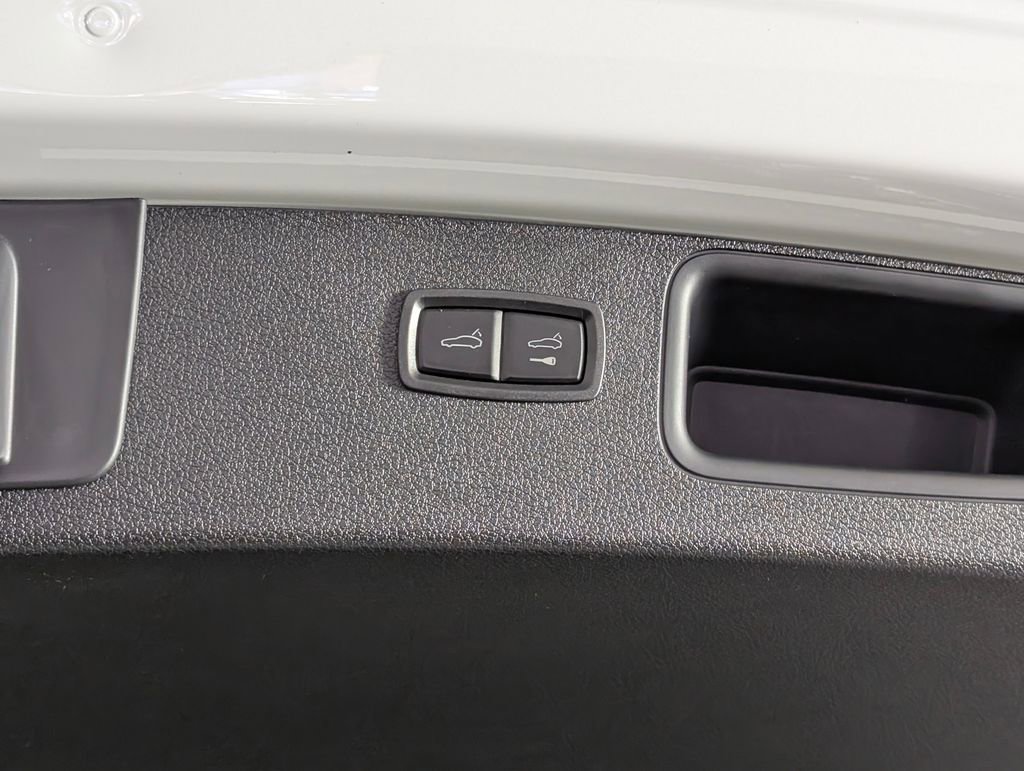 New 2026 Porsche Macan image 18