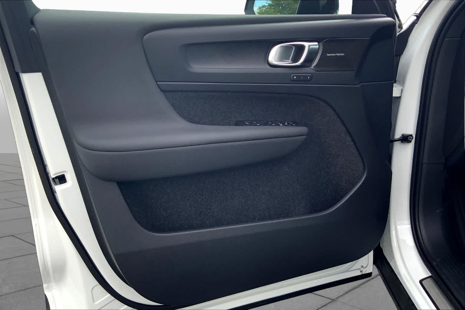 New 2024 Volvo XC40 Recharge Ultimate w/ Protection Package Premier RWD image 11