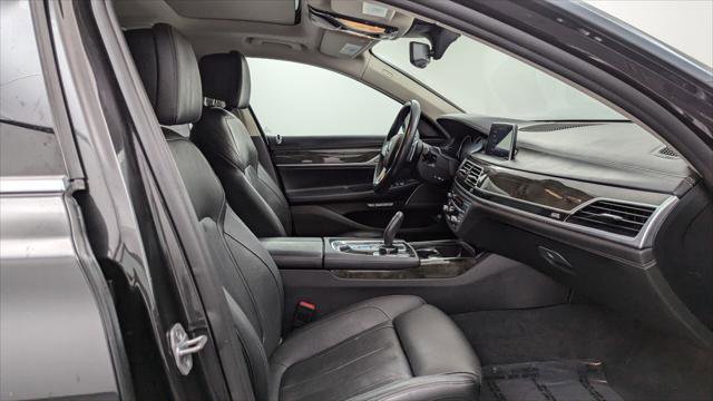 Used 2018 BMW 740i image 21
