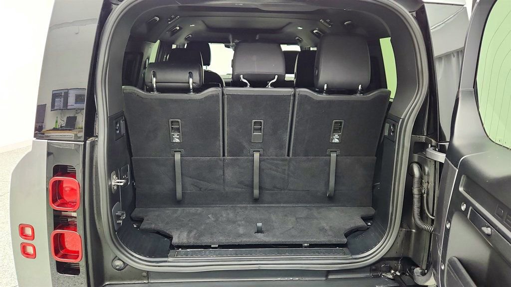 Used 2024 Land Rover Defender 130 X-Dynamic SE image 23