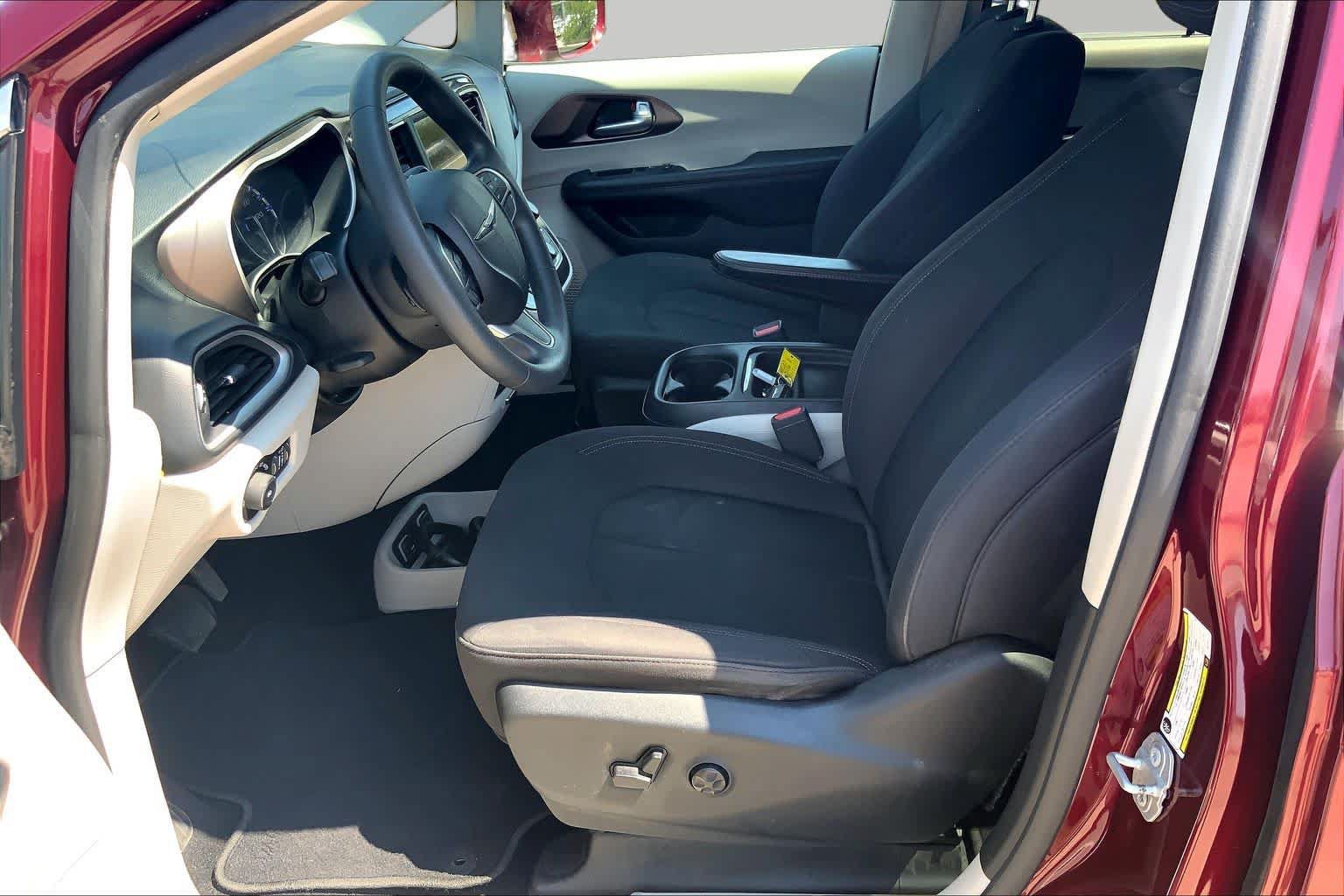 Used 2018 Chrysler Pacifica Touring Plus w/ Tire & Wheel Group FWD image 8