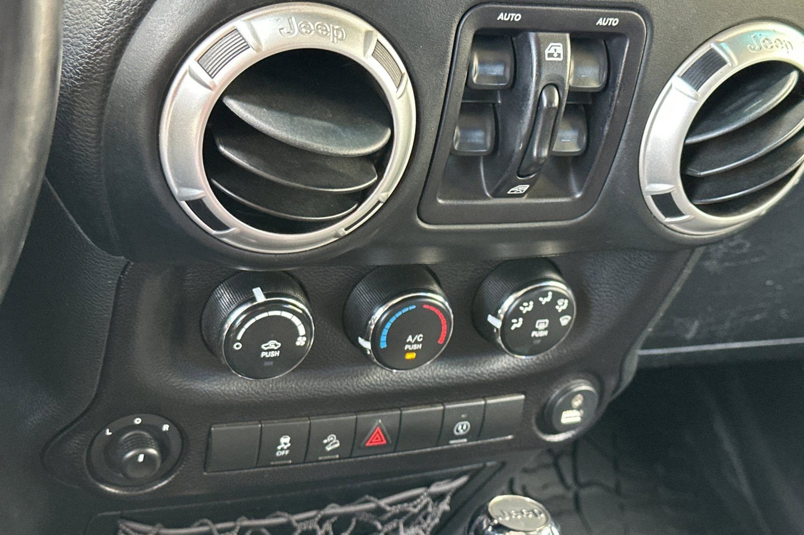 Used 2018 Jeep Wrangler Unlimited Sahara AWD/4WD image 22