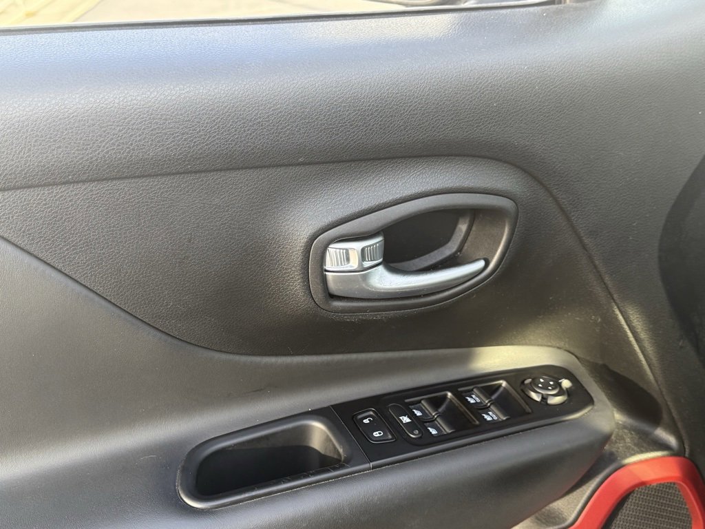 Used 2021 Jeep Renegade Trailhawk w/ Luxury Group III image 9