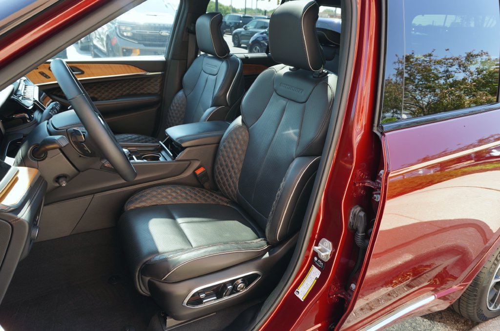 Used 2024 Jeep Grand Cherokee Summit AWD/4WD image 11