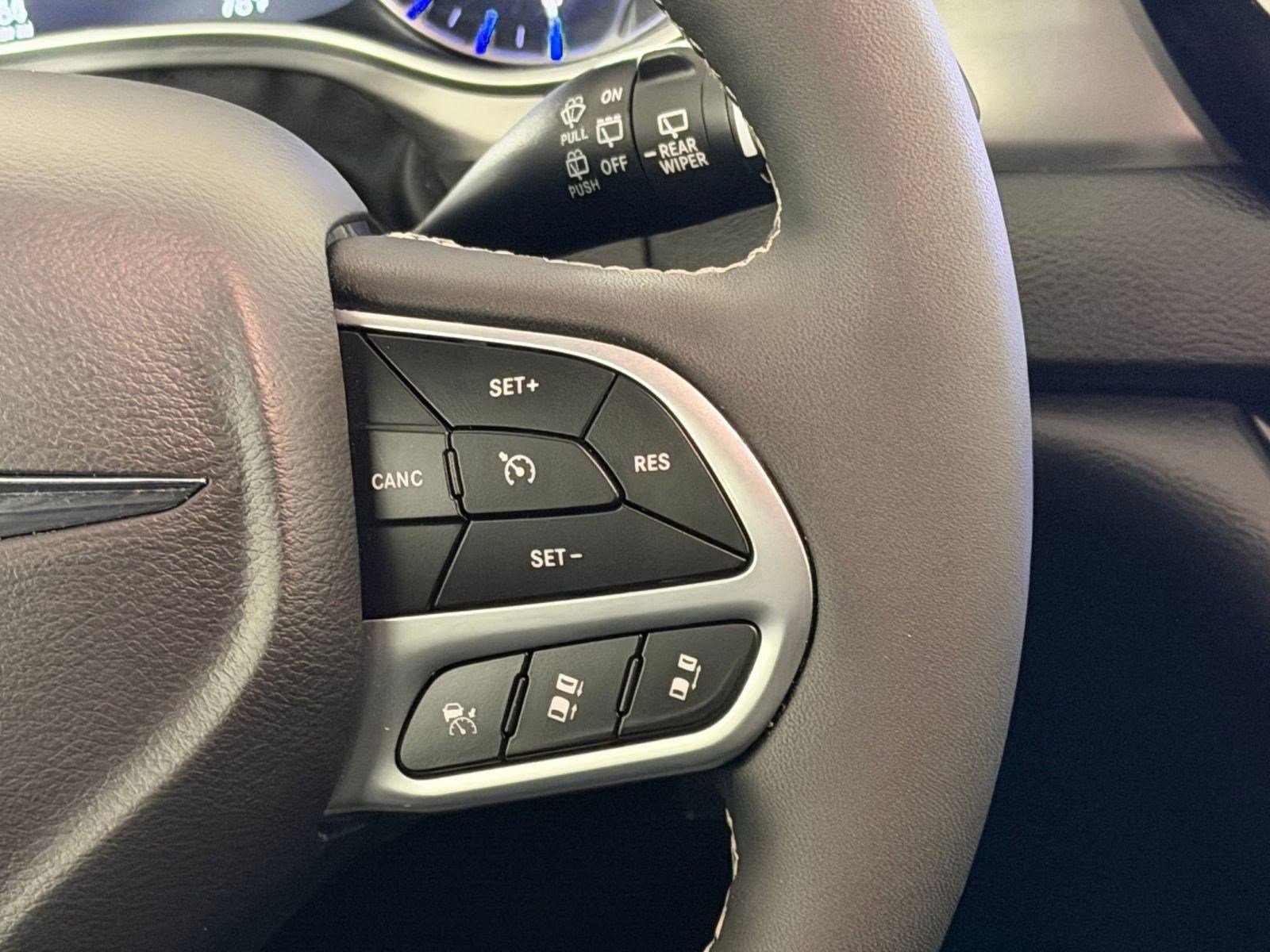 Used 2026 Chrysler Pacifica Select image 15