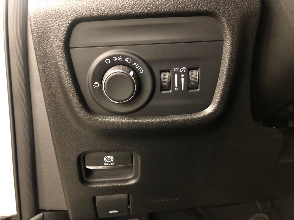 Used 2024 Jeep Grand Cherokee Laredo AWD/4WD image 13