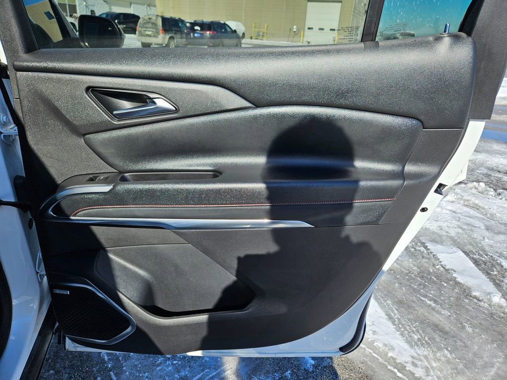 Used 2024 Chevrolet Traverse RS image 31