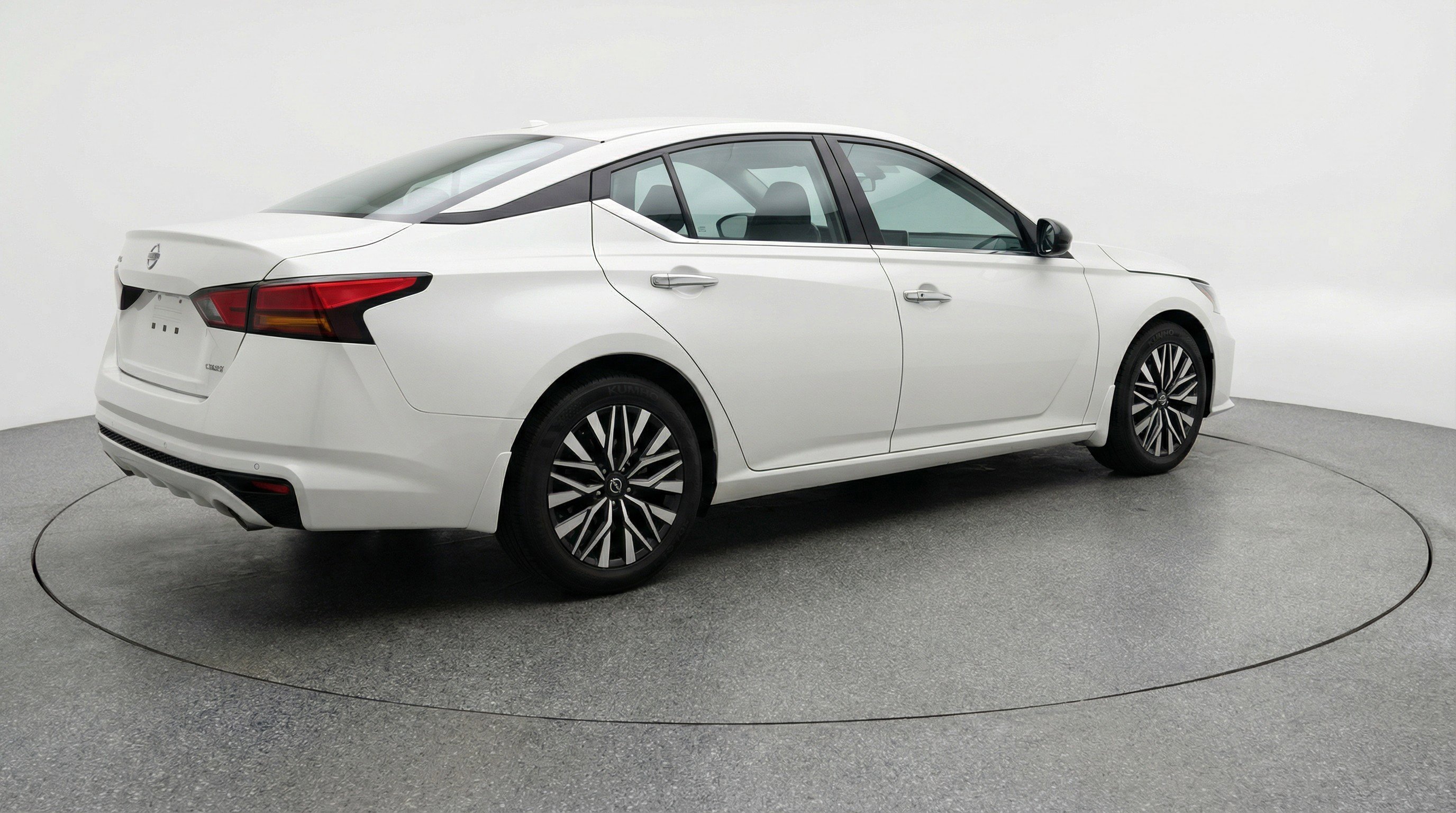 Used 2025 Nissan Altima 2.5 SV image 9