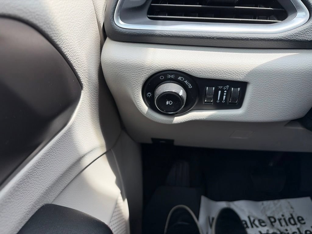 Used 2018 Chrysler Pacifica Touring-L Plus FWD image 33
