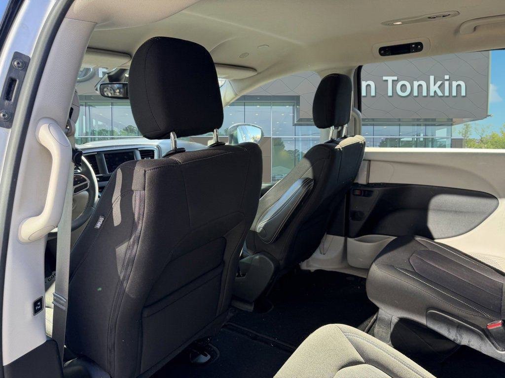 Used 2023 Chrysler Voyager LX image 28