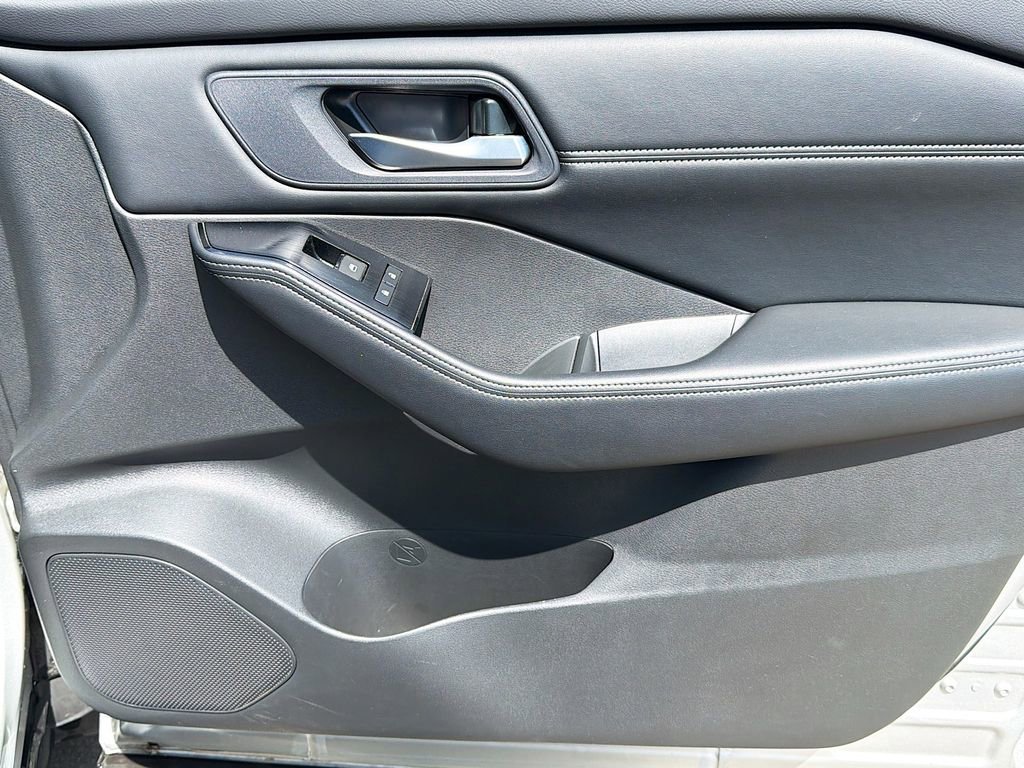 Used 2024 Nissan Rogue SV w/ SV Premium Package image 29