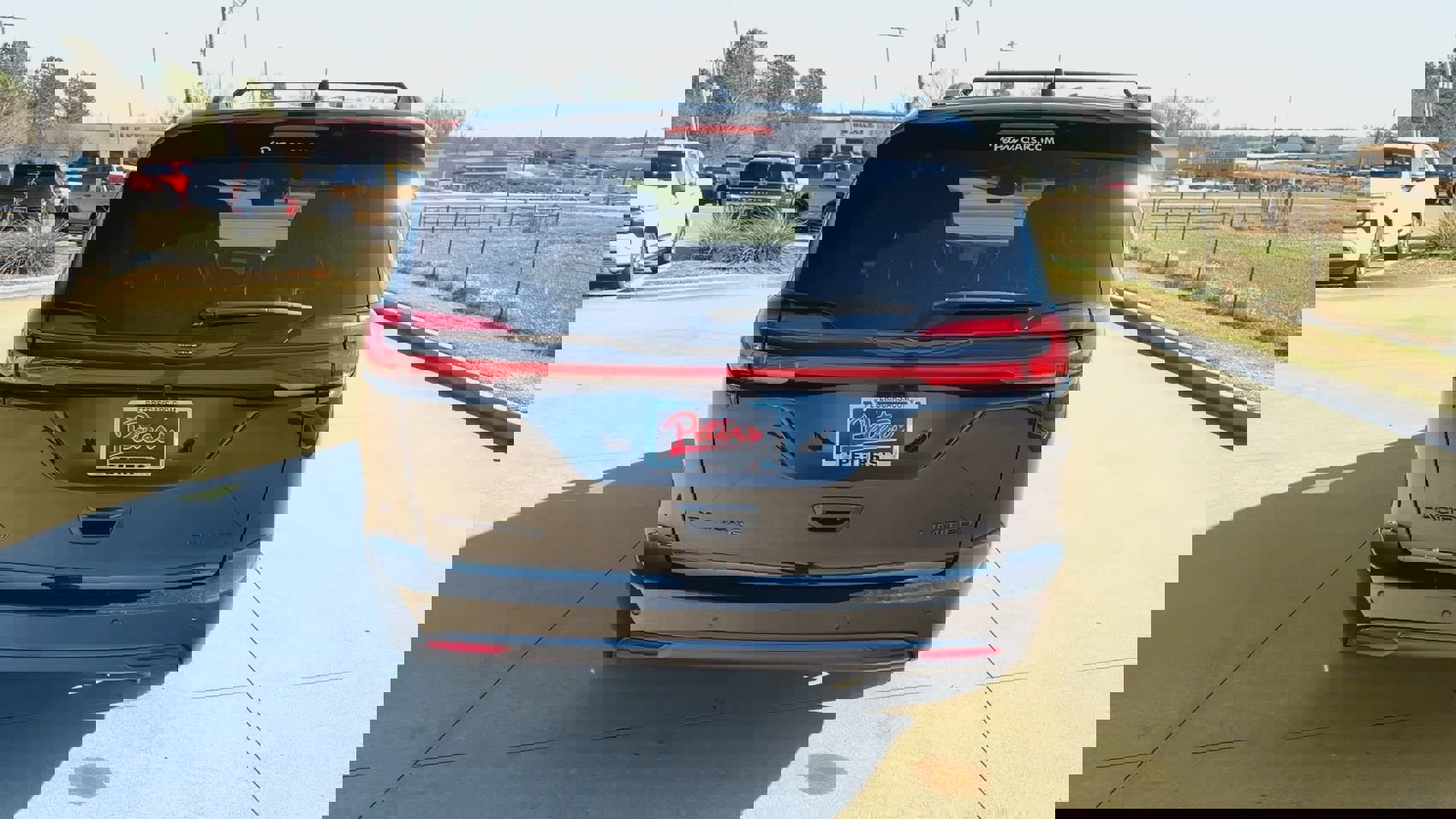 Used 2025 Chrysler Pacifica Limited image 8