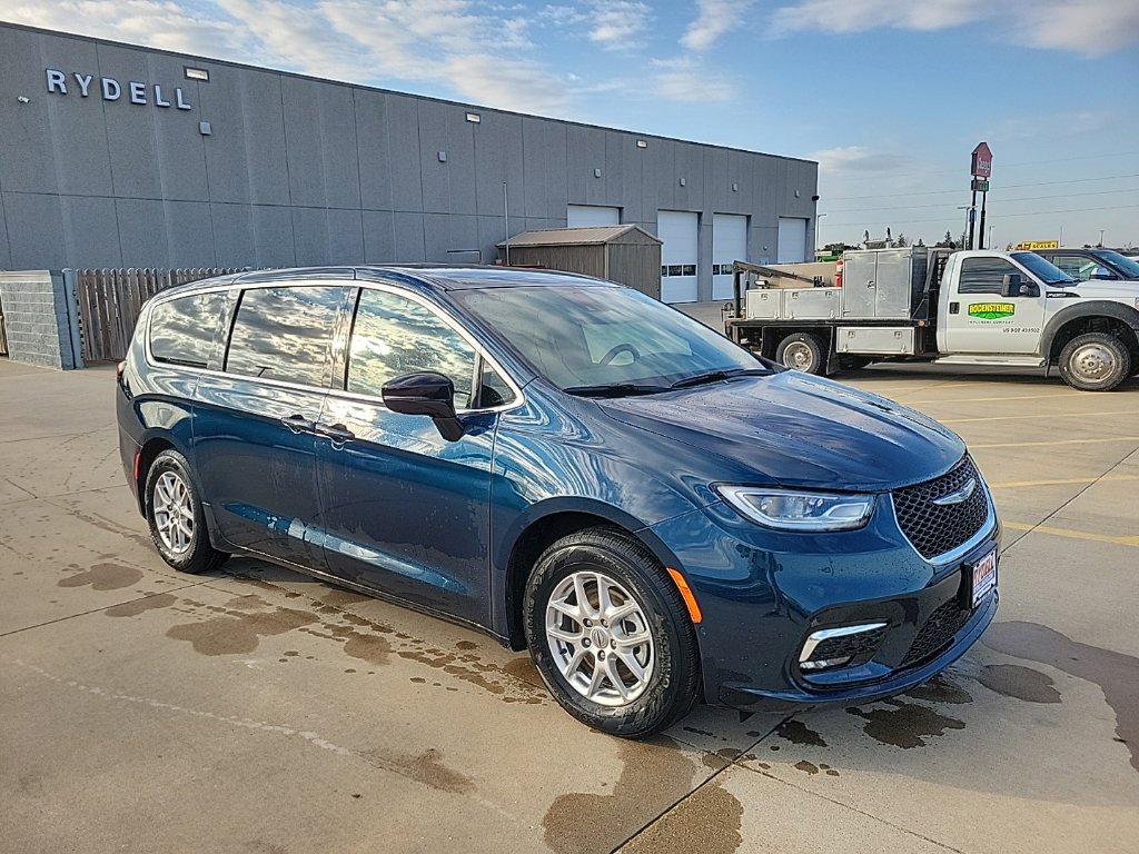 Certified 2025 Chrysler Pacifica Select w/ Uconnect Theater Family Group