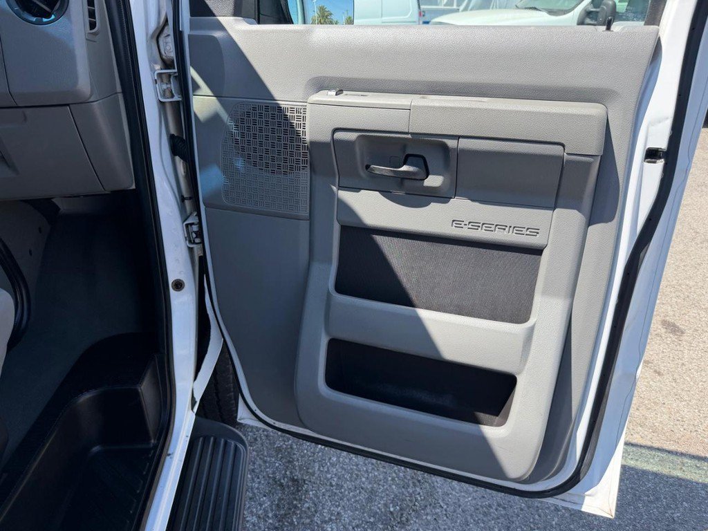 Used 2009 Ford E-350 and Econoline 350 Super Duty Wagon RWD image 19