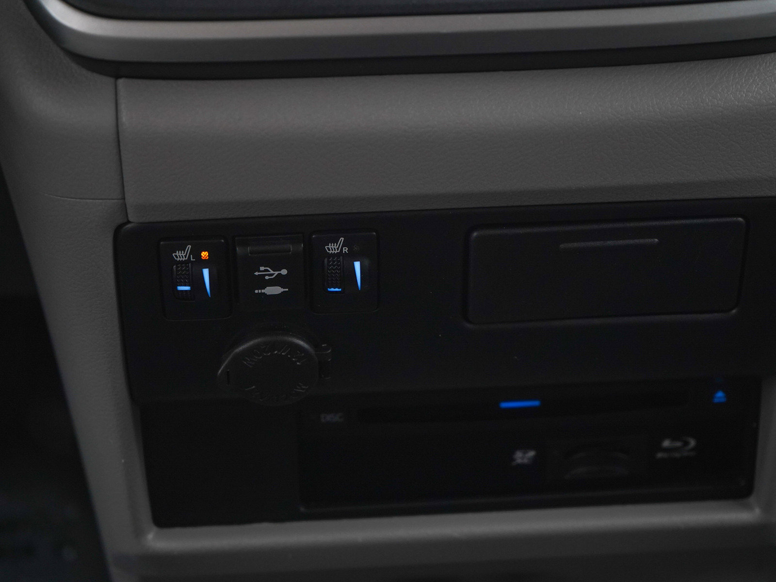 Used 2020 Toyota Sienna XLE Premium w/ Carpet Mat Package FWD image 21