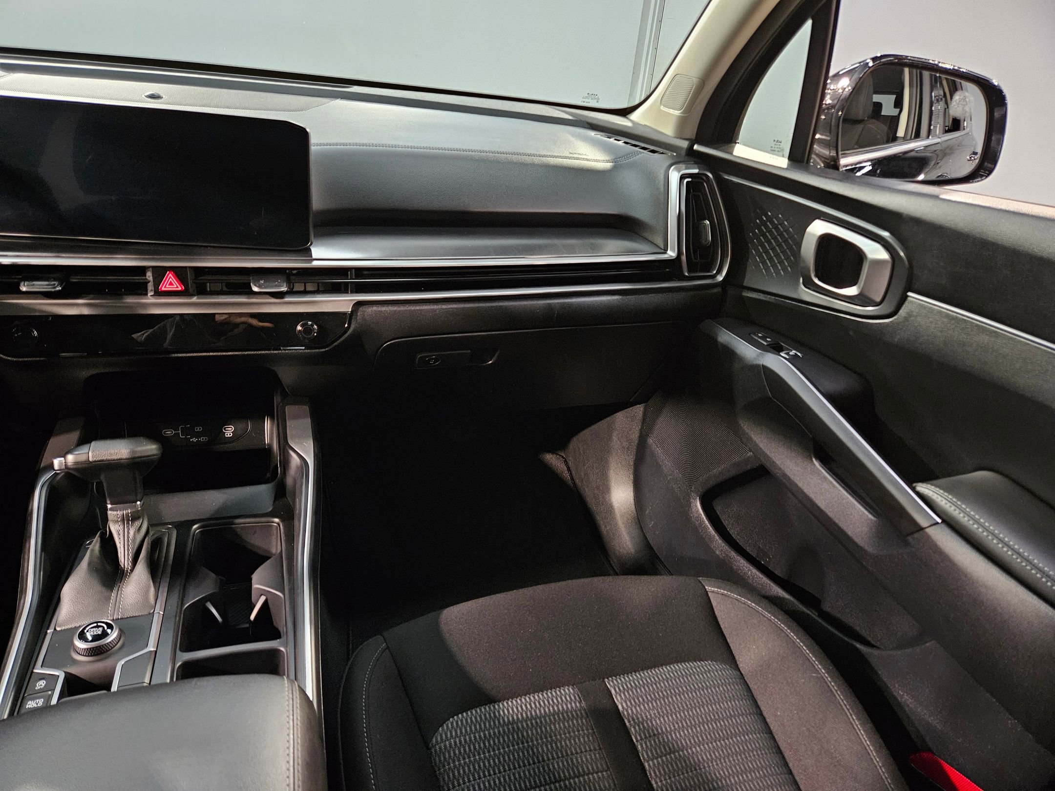 Used 2024 Kia Sorento LX image 11