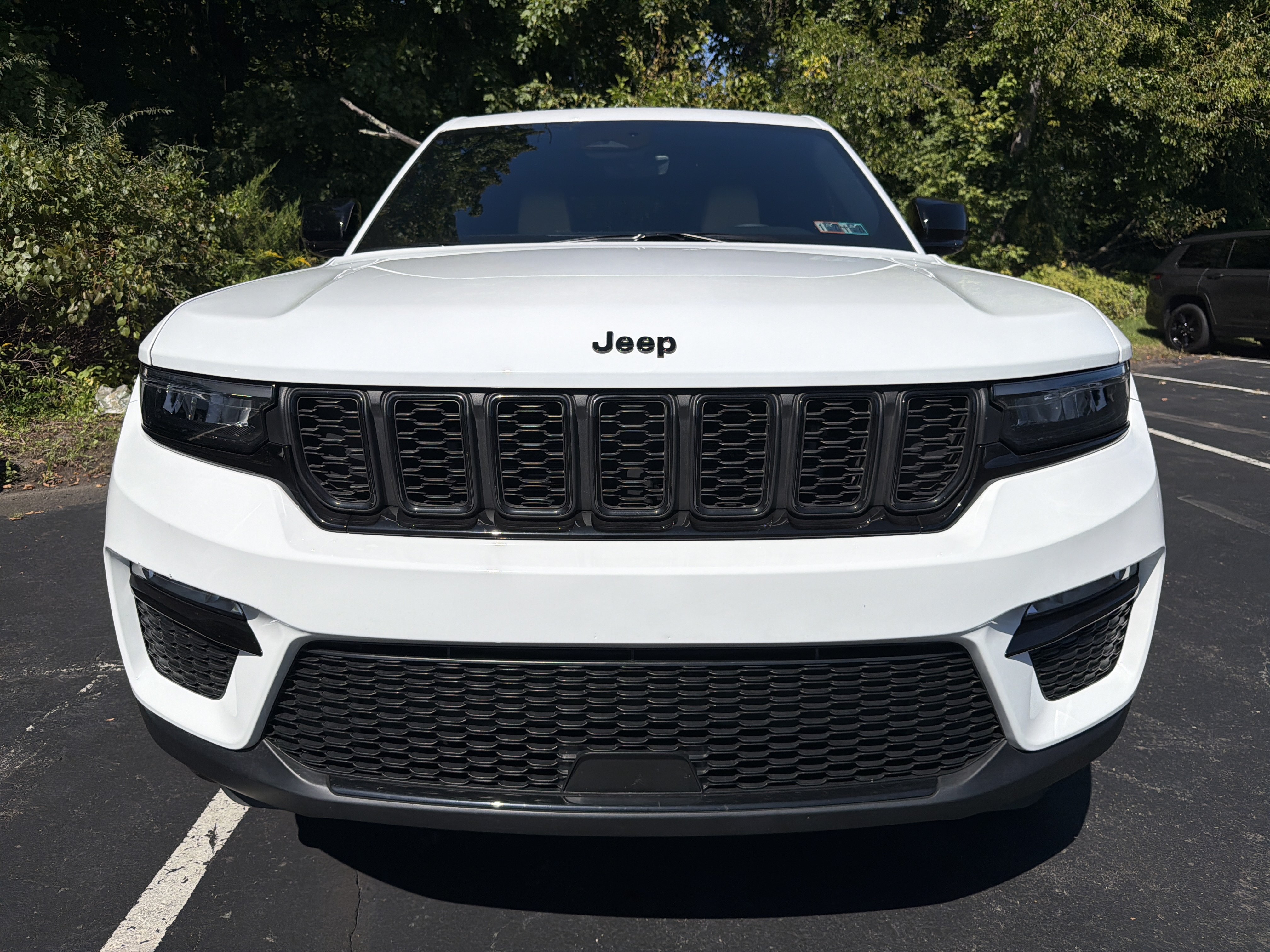 Used 2025 Jeep Grand Cherokee Limited w/ Black Appearance Package AWD/4WD image 2