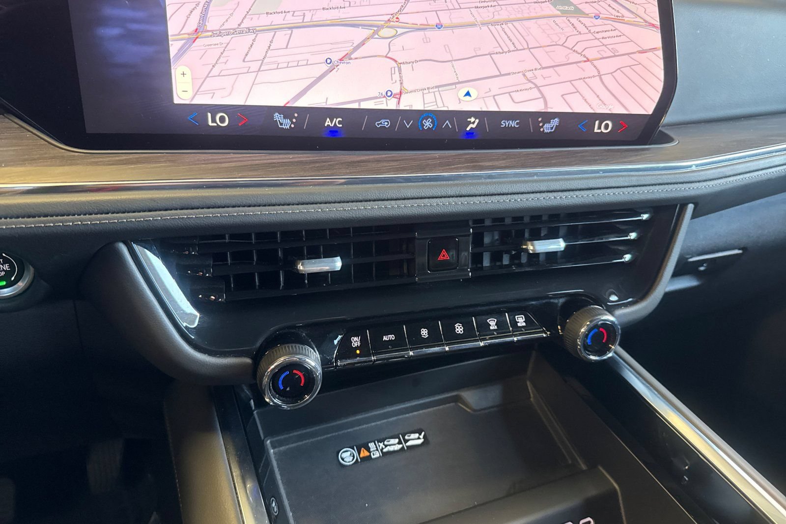 Used 2025 Chevrolet Suburban LT RWD image 27