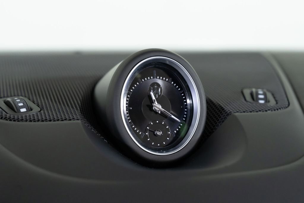 Used 2024 Maserati Levante Trofeo image 27