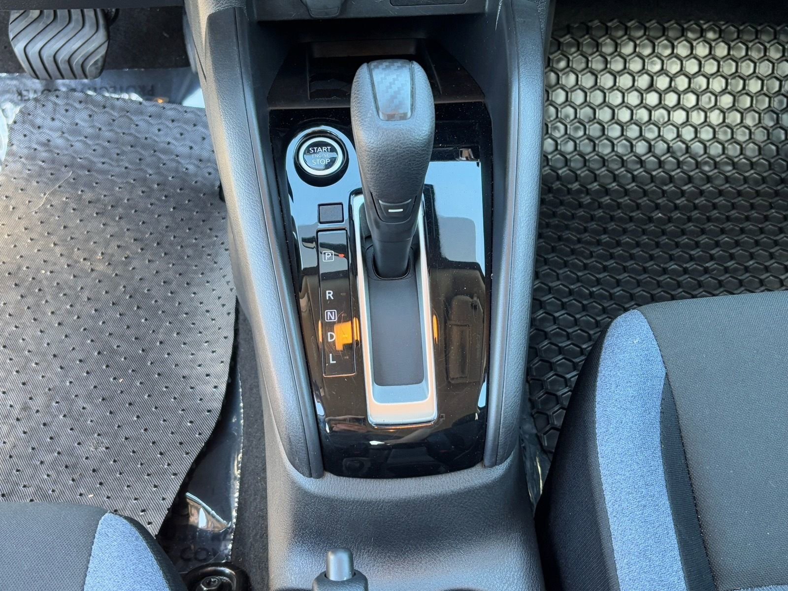 Used 2025 Nissan Versa SV image 27