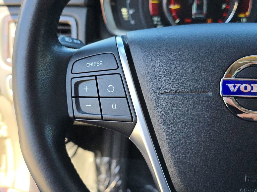 Used 2016 Volvo XC70 T5 Premier w/ Proximity Package image 23